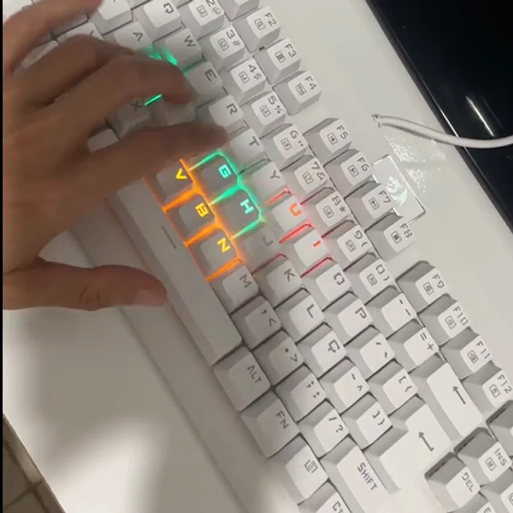 Teclado Mecânico Gamer Redragon Dark Avenger Lunar White IIuminação Rainbow Switch Marrom K568W-R